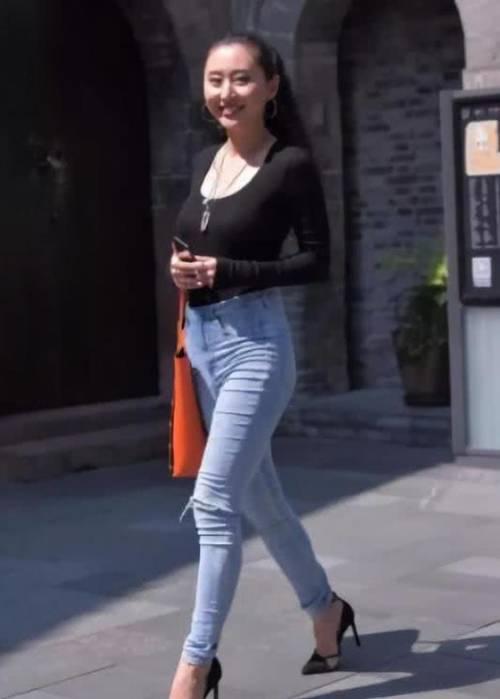 紧身牛仔裤无需多言，只需简单的搭配，就能展现你的美