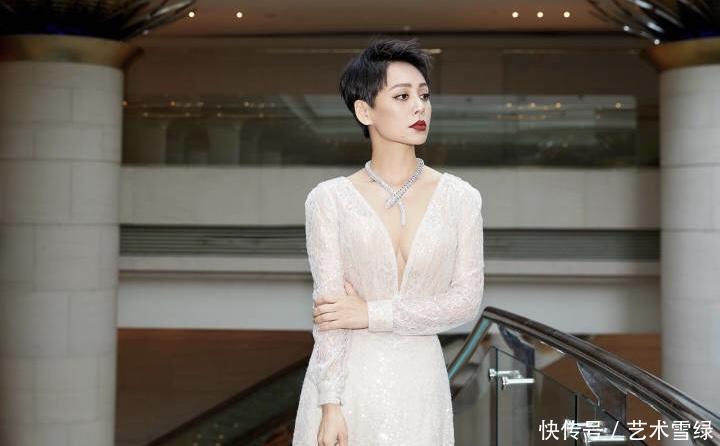 45岁的宁静真敢穿，大露丰腴的上围，网友：刘嘉玲都没你敢穿