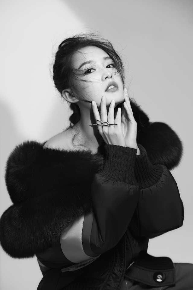 气质出众的李沁，这些穿衣搭配，就是一个行走的衣架!