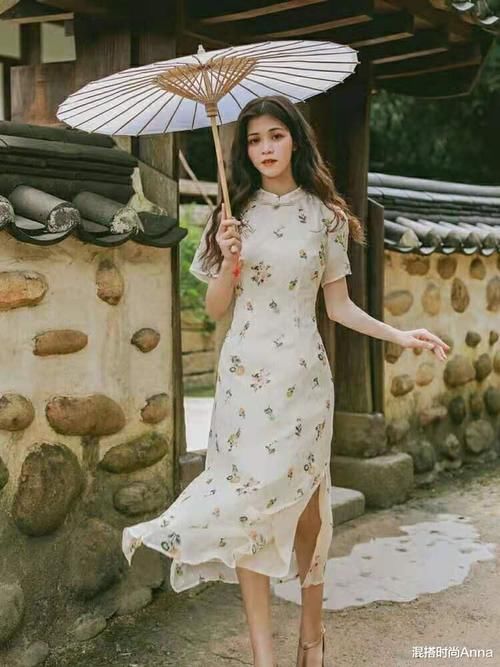  『碎花』“碎花裙”在春天如何搭配？这样甜美和浪漫的气质，你也能穿出来