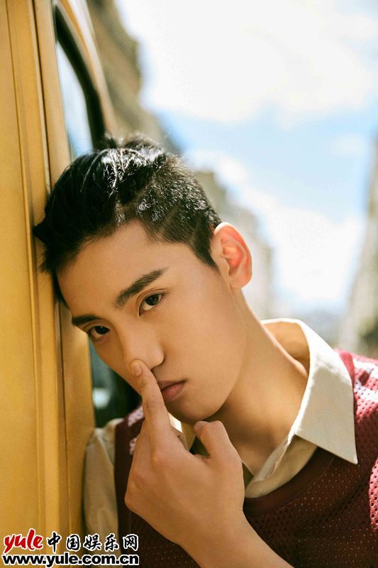 王子异街拍造型曝光 巴黎街头诠释欧式复古