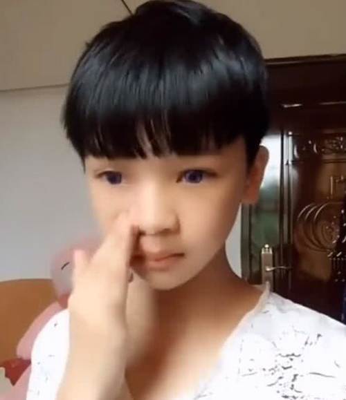 明明是个小鲜肉，化妆后变芭比娃娃