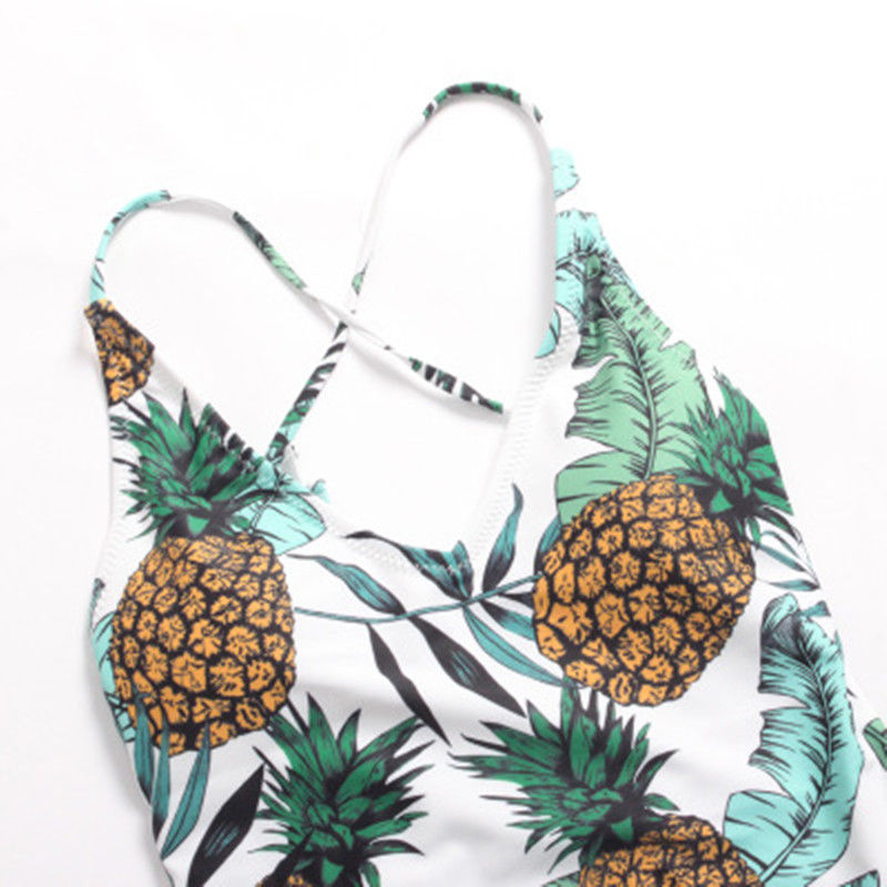 三伏天海边纳凉，比基尼+丁字裤，时尚清凉，秀出翘臀，美得爆哦