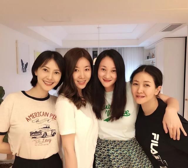 39岁高圆圆剪短发后和其他众女神同框，其中的差距一目了然!