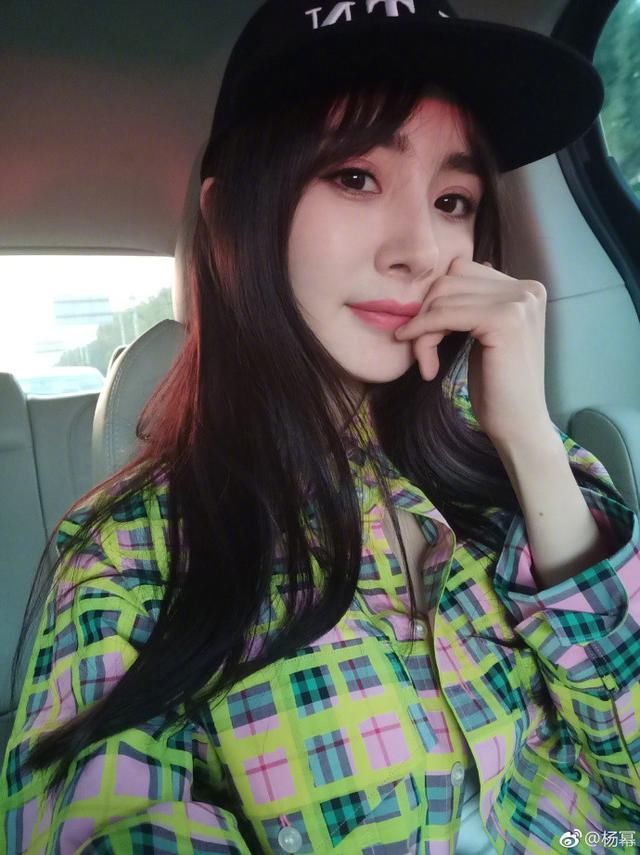 整容过度导致毁容？杨幂罕见发自拍疑似回应：我好看吗？