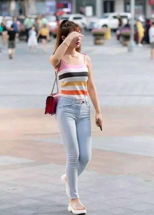  精致|街拍：小姐姐身材完美，不管怎样穿搭都合适得体，精致感十足