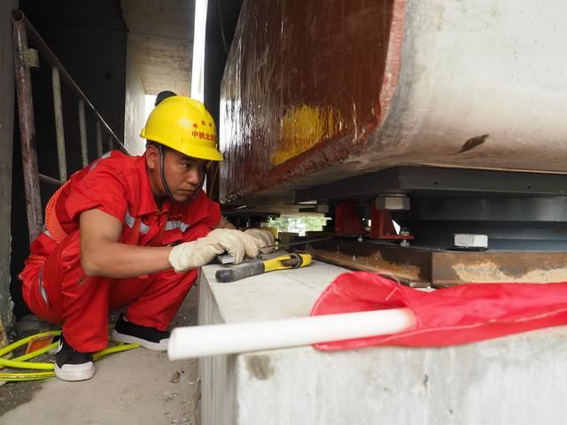 贵南高铁广西段线上施工正式启动