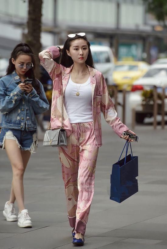 街拍:图1被王丽坤惊讶到了，衬衫比裙子还长!图2穿睡衣裤出门?