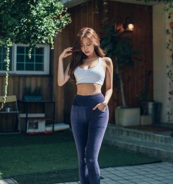 时尚经典的紧身打底裤，潮流个性，释放着女神唯美的气质！