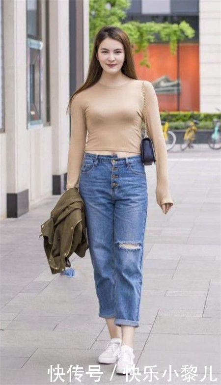 女人味：大长腿十分亮眼，非常有女人味，街拍：简洁大方的小姐姐