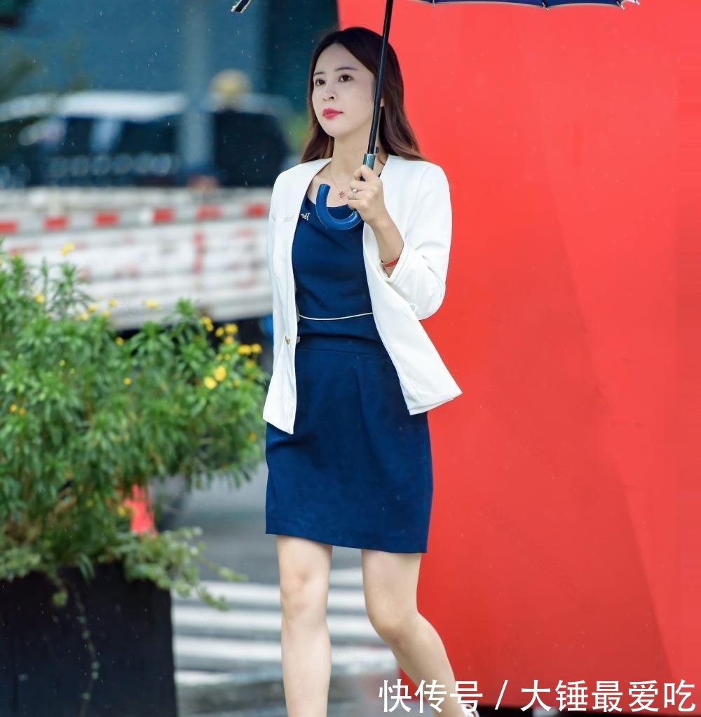 『蓝色』雨中漫步的美女秘书一身蓝色短裙, 女性魅力十足