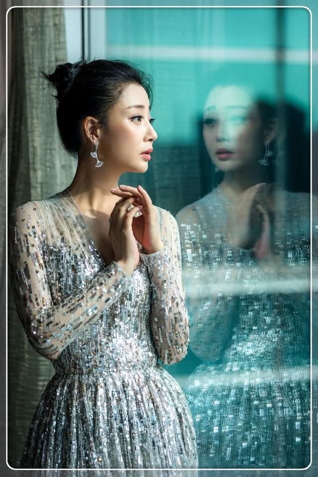 39岁殷桃又美回来了！身穿银色亮片裙惊艳，显优雅又大气！