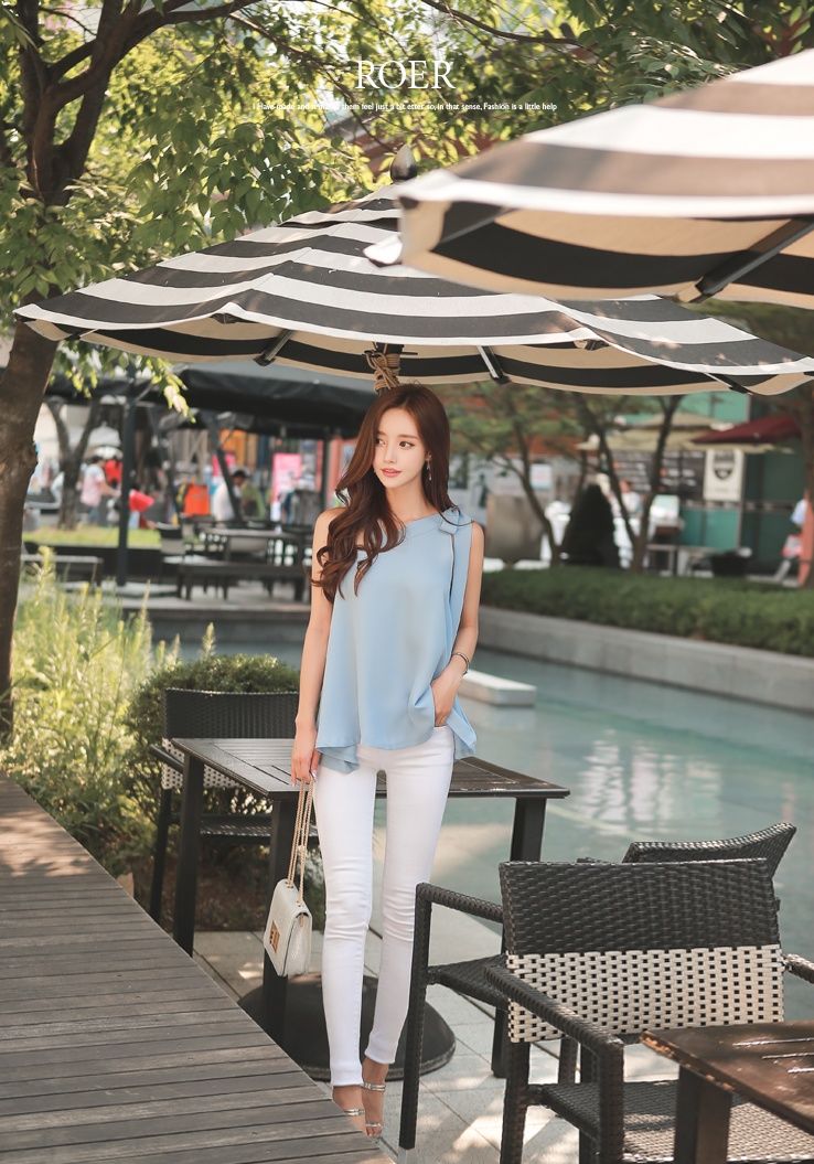 街拍 白色紧身裤气质美女，高颜值，好身材！