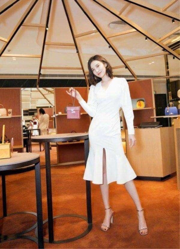 看了宋佳的腿，女人都要怀疑人生，网友：谁能娶到她真是赚大了！