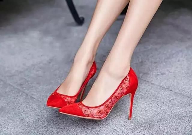 精致的镂空蕾丝为高跟鞋注入浪漫气息