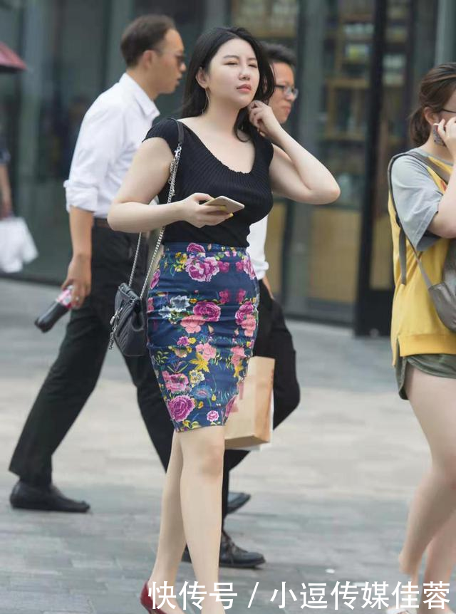 「小姐姐」浪漫优雅的印花元素,掌握搭配小原则,让你在不同风情中自由转换