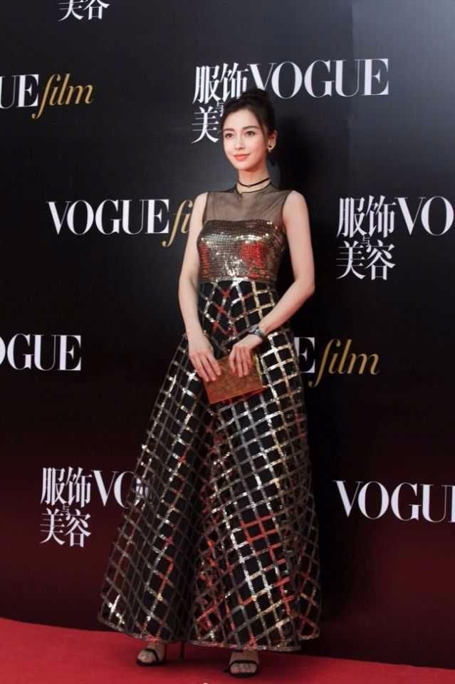 杨颖穿蓝色开叉长裙还内搭短裤,网友:黄教主这次放心了!