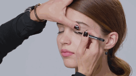 谁说戴眼镜一定丑?杨幂、倪妮的时髦眼镜妆3分钟就学会!