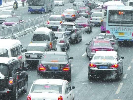 南方下雪后，为啥没几个敢开车？车友：北方司机去一次就懂了