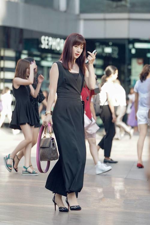 街拍,身材窈窕的小姐姐穿镂空蕾丝衫配短裤,有种朦胧的美感!