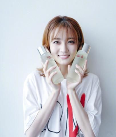 同样穿粉色T恤，24岁的徐璐却比不过35岁的唐嫣，网友：脸型问题