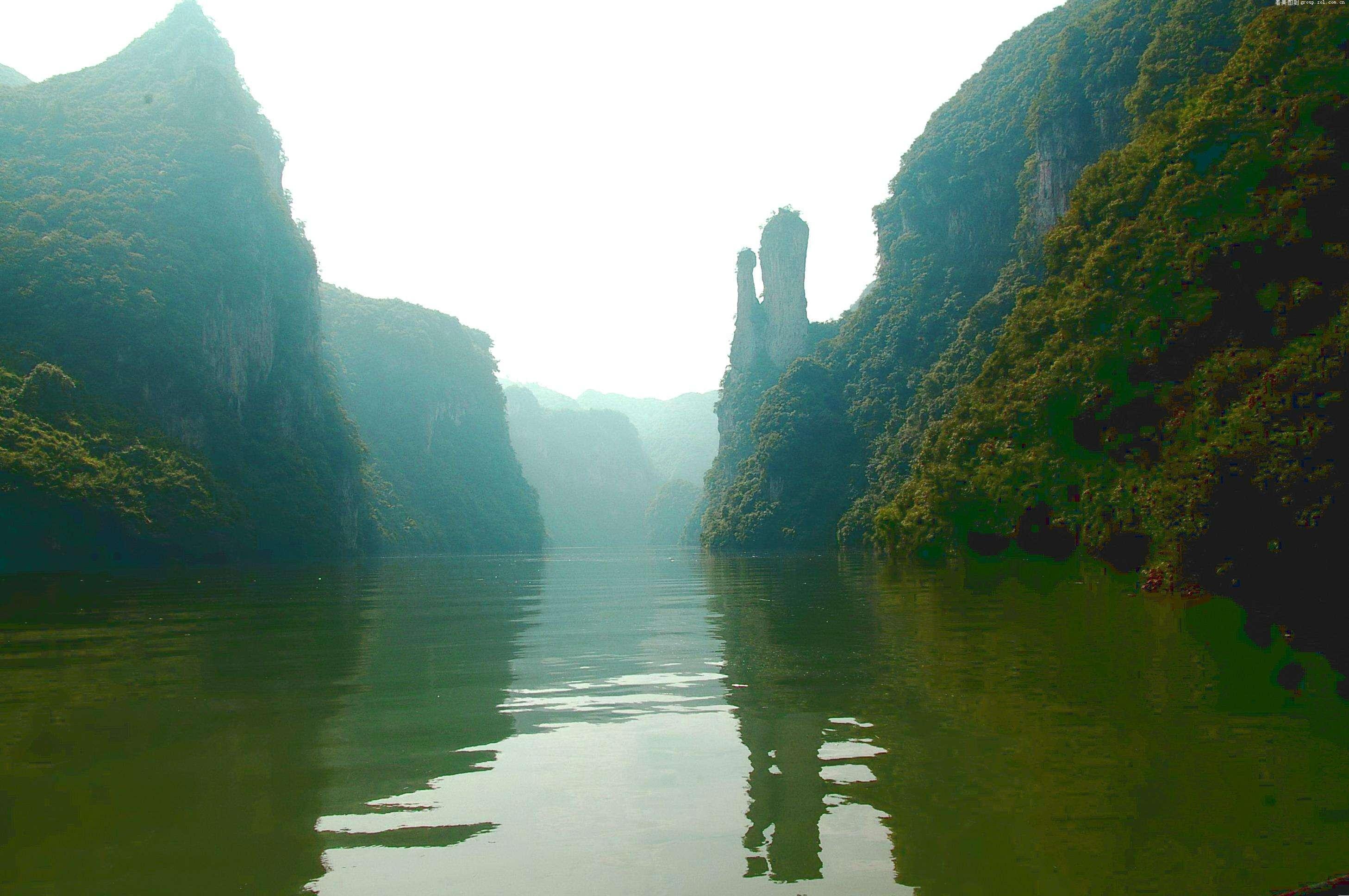 这是王维最精彩的唐诗之一，20字写出山中美景，题目更是通俗易懂