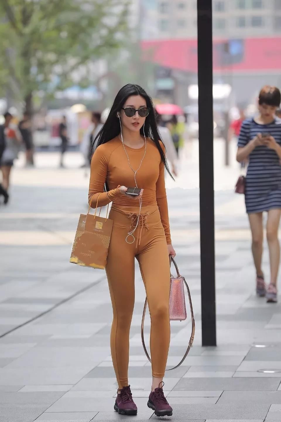 街拍美女：紧身装美女大秀完美身材