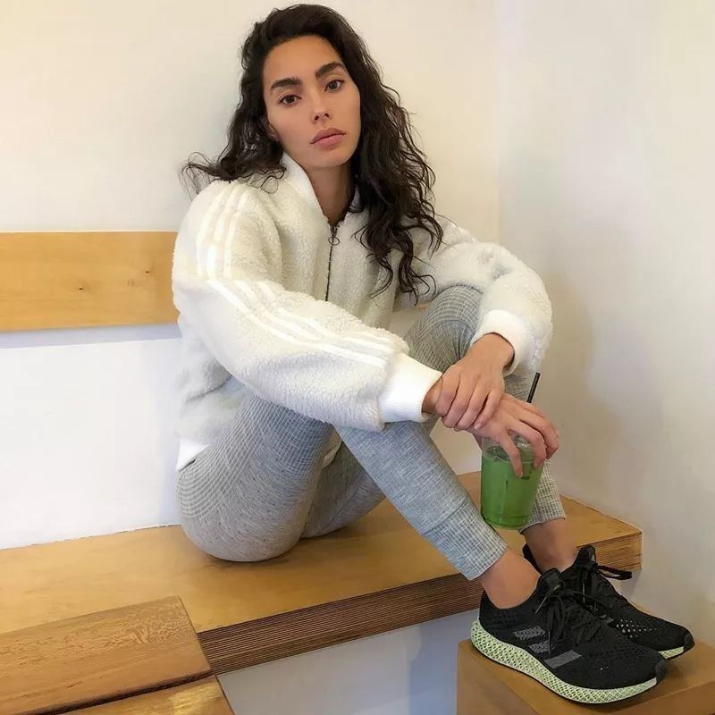 Yeezy、OW x AJ1 齐亮相，看看女神们最近又上脚了什么鞋!