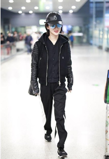 杨紫穿一身黑腿瘦到不敢认，网友:这裤子绝对是显瘦神裤，求链接