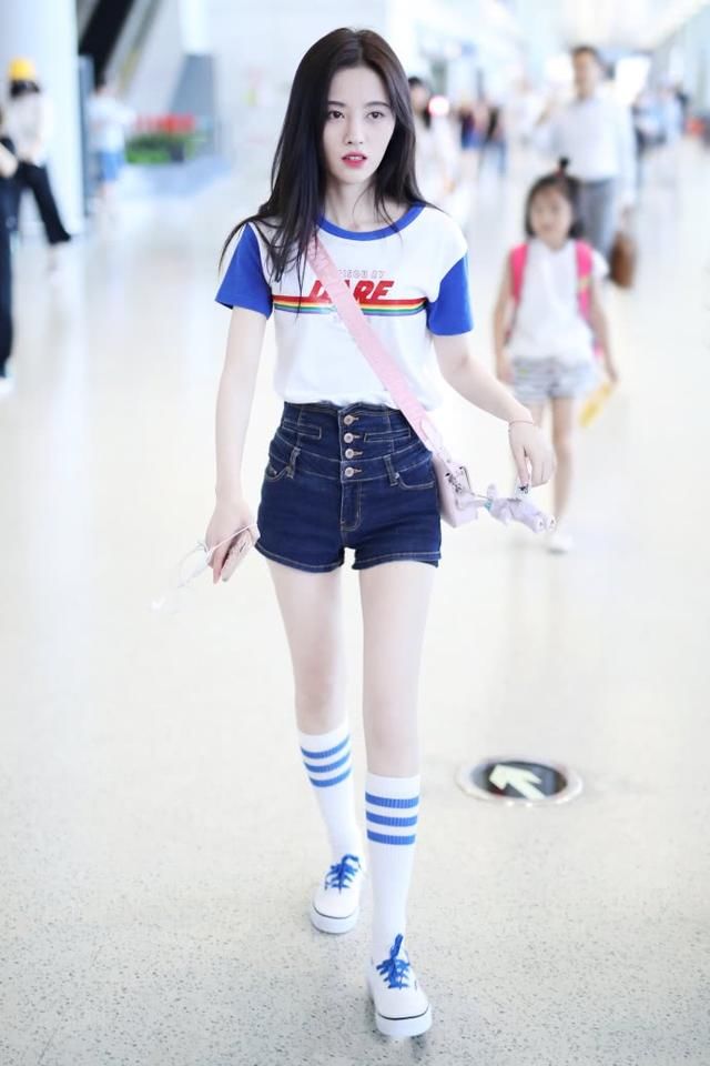 鞠婧祎总算穿对了!牛仔短裤配长筒袜，180的效果都出来了!