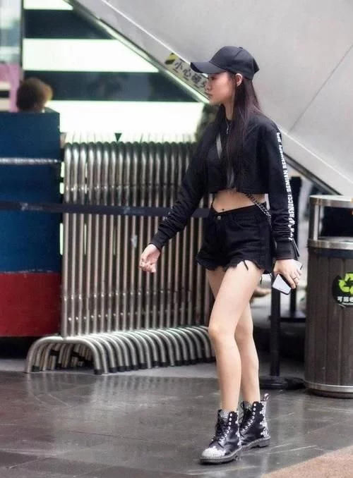 街拍身段和气质都很拔尖的美人，美的各有千秋，一点点不输明星