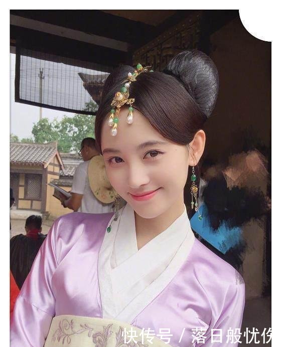 鞠婧祎咋想的? 竟把袜子当裤子穿, 网友: 单飞后越来越疯狂了!