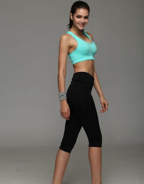 紧身打底裤美女，显现身材的线条清析可见，养眼又迷人！