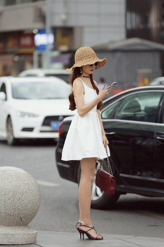 武汉街拍: 连衣裙尽显凹凸身材, 性感迷人展现御姐风范