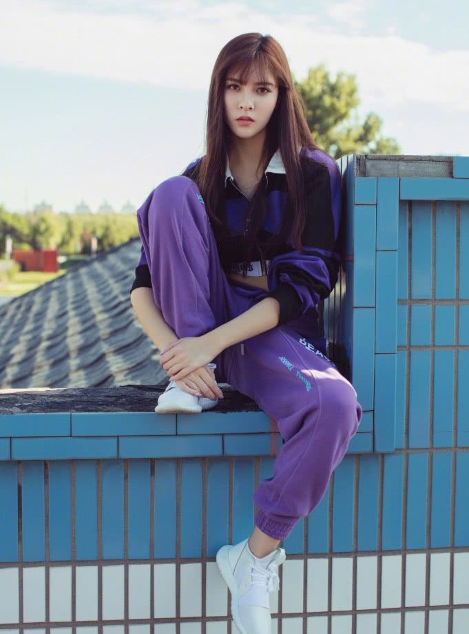 宋妍霏一身紫色太诱人，这腰实在太细了，原来她长得那么美？