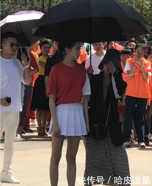 抓拍:关晓彤真人到底长啥样?看清路人抓拍的生图,终于相信鹿晗的眼光