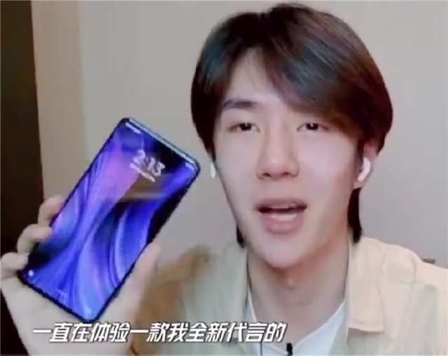  『Redmi』王一博提前上手Redmi K30 Pro真机 据说特别快