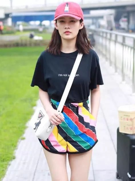 有一种短裤叫李沁的短裤，短到不能再短，一般女生不敢轻易驾驭!