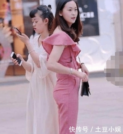 「 连体」身材真好!回头的一瞬间却让人傻眼,街拍:小姐姐穿粉红色连体裤