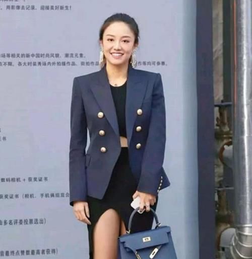  【气质】街拍：沉鱼落雁的美女，一条白色的连衣裙，时尚美丽大方气质