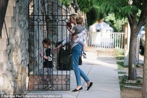 伊万卡特朗普实力秀身材 陪儿子换开叉长裙穿牛仔裤长腿抢镜