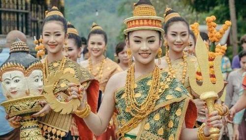 在老挝, 100元人民币可以买到什么? 老挝美女告诉你“超值”玩法