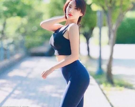 俏丽多姿的紧身打底裤女神,清新又养眼,彰显年轻的个性!