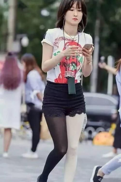 黑白丝袜混搭，是辣眼睛还是秀长腿？