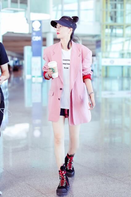 36岁谭维维粉色宽肩西装扮嫩，下身只穿一件安全裤，网友:真敢穿