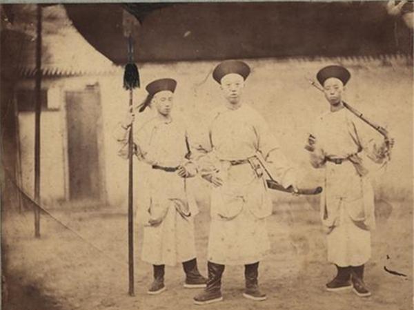 『老照片』老照片再现真实的清朝侍卫:图二慈禧被大内侍卫簇拥