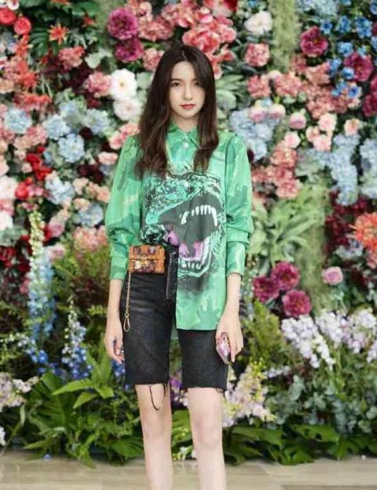「富有」街拍:短发美女,个性穿搭美丽而富有气质,亲和力十足