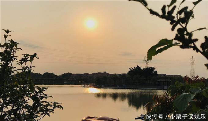  「夕阳西下」夕阳西下，晚霞满天，野渡舟横，佛山有一个天空之镜美景