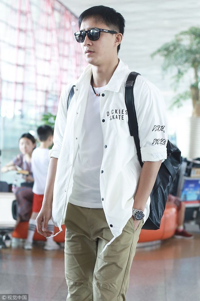 重回鲜肉时代！韩庚酷暑天穿长衣长裤扮潮 边走边卷袖子帅炸天