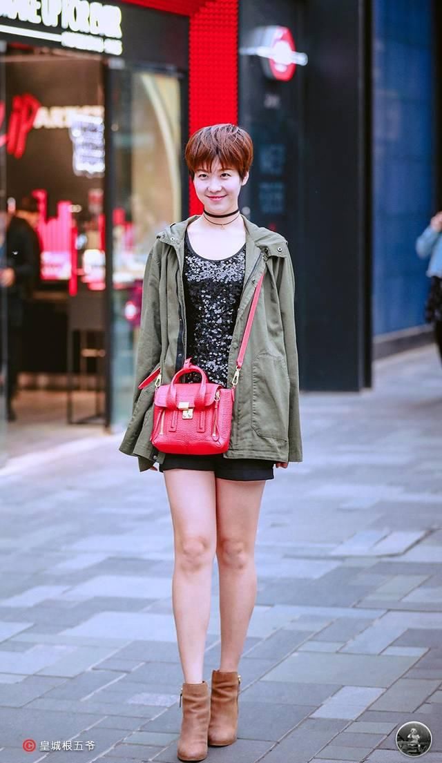  「清纯」街拍：美女清纯甜美的搭配，看似平凡简单的穿搭，却十分招人喜欢